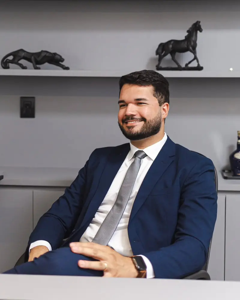 Saulo Romualdo, advogado, sorrindo em seu escritório em Formosa/GO